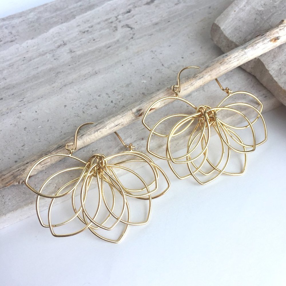 NEW~ Anthropologie Floral Pop-Up Post Earrings - Picture 2 of 9
